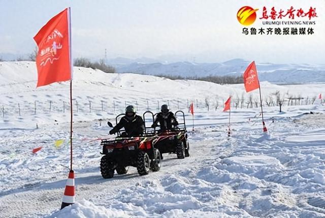 　　1月3日，在米东区天山村山野ATV雪地摩托车娱乐体验中心，教练正在测试车辆性能。记者陈岩摄