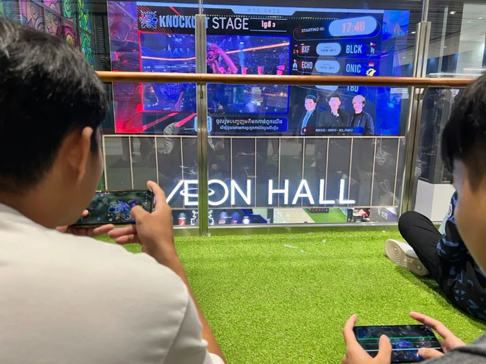 我拍到的一位小哥手机屏幕都花了，却并不影响他流利操作