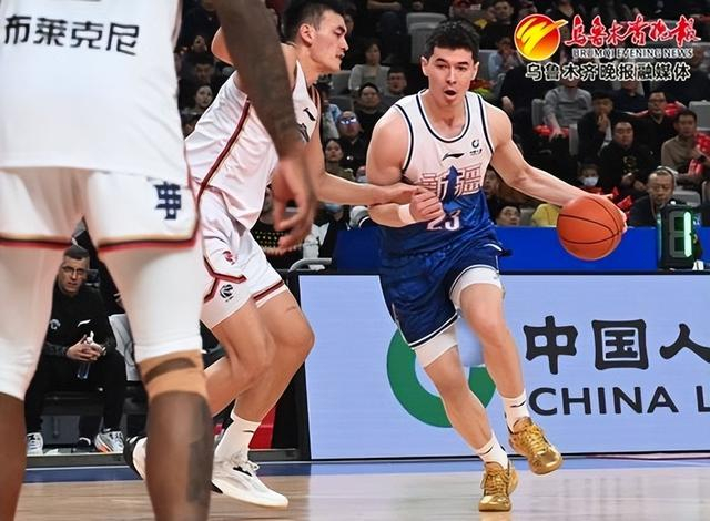 　　1月3日，在乌鲁木齐奥体中心篮球馆，新疆队球员阿不都沙拉木在前场突破。记者陈岩摄