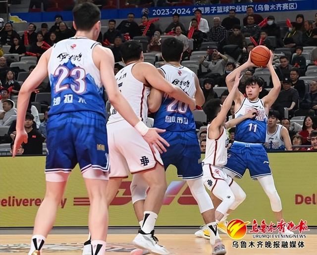 　　1月3日，在乌鲁木齐奥体中心篮球馆，新疆男篮球员齐麟在前场组织进攻。记者陈岩摄