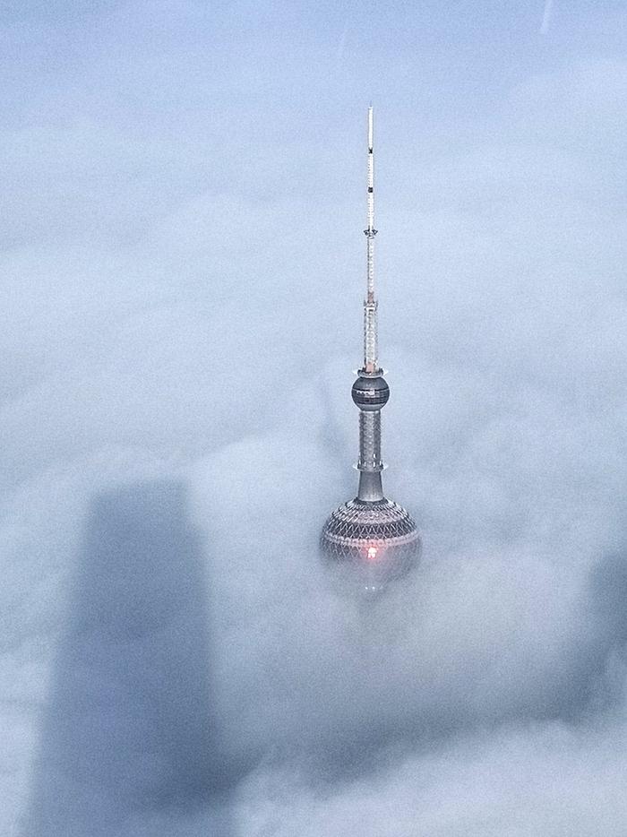 1月4日，上海，东方明珠被云雾包裹。黄伟国 图
