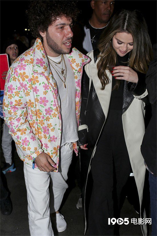 赛琳娜官宣恋情后与新男友亮相 对视甜笑大秀恩爱|赛琳娜|赛琳娜