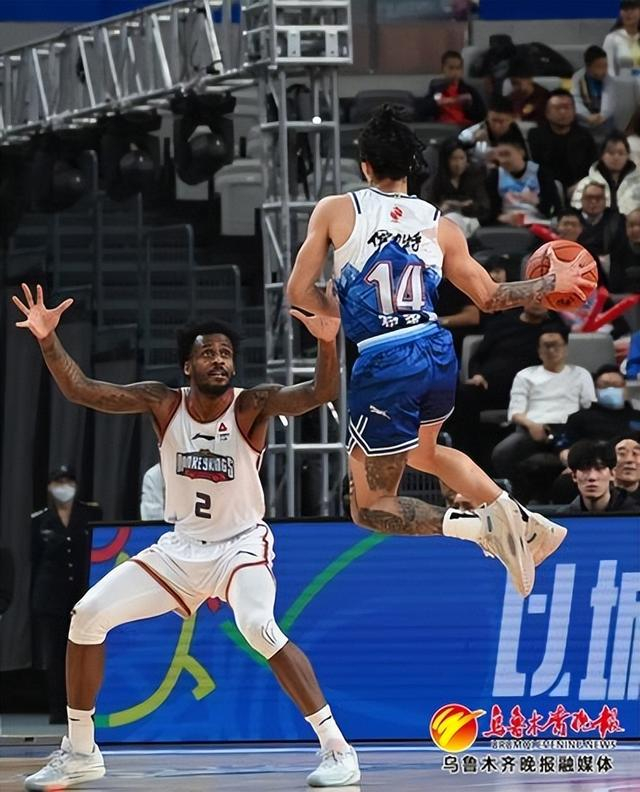  1月3日，在乌鲁木齐奥体中心篮球馆，新疆男篮球员特莱斯在前场突破。记者陈岩摄