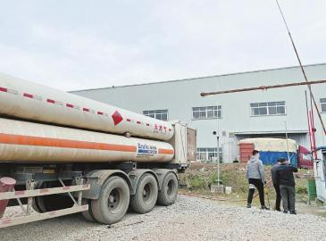 　　2023年12月15日，资阳市雁江区一企业违规使用“槽车点供”。　　四川日报全媒体记者 燕巧 摄