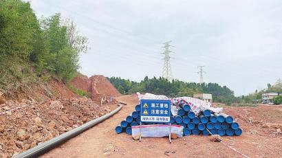 　　2023年12月15日，屏山县屏山镇蒋坝村的一处天然气管道在建工地上仅有一块简易施工告示牌。 四川日报全媒体记者 燕巧 摄