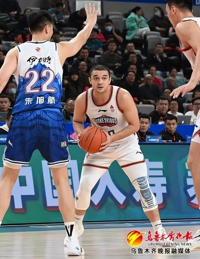  1月3日，在乌鲁木齐奥体中心篮球馆，西热力江既是南京男篮教练也是球员，在赛场上正在组织进攻。记者陈岩摄