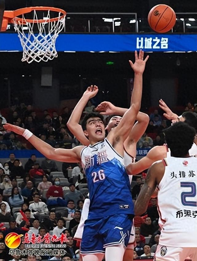  1月3日，在乌鲁木齐奥体中心篮球馆，新疆男篮球员鲁吐布拉在篮下拼抢。记者陈岩摄