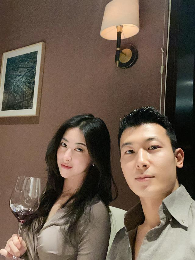 朱珠和老公喝下午茶!