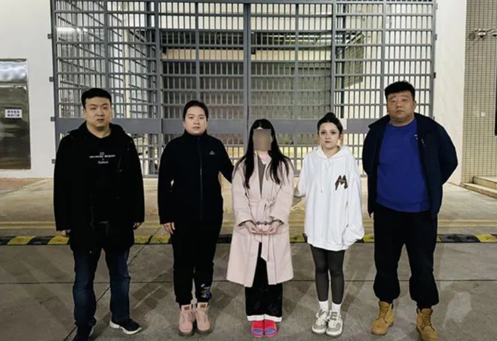 2023年12月25日,民警拟将犯罪嫌疑人押解回乌市.通讯员 银迦勒摄