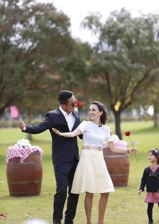 刘烨和法国老婆罕见录节目,安娜穿搭简约却很高级,衬得他很朴素