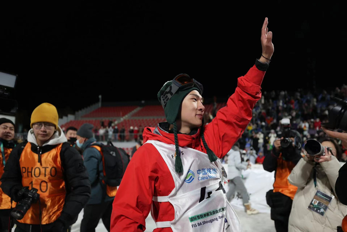 去年12月2日，国际雪联单板及自由式滑雪大跳台世界杯，苏翊鸣继北京冬奥会后再次在首钢大跳台收获冠军。  新京报记者 王飞 摄