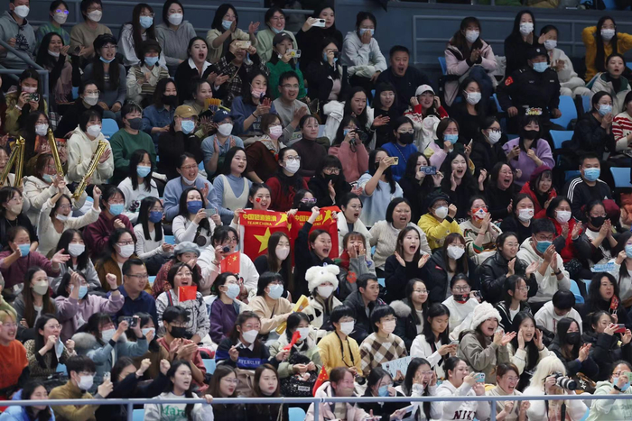 去年12月，首都体育馆的观众为中国短道速滑队加油。  新京报记者 王飞 摄