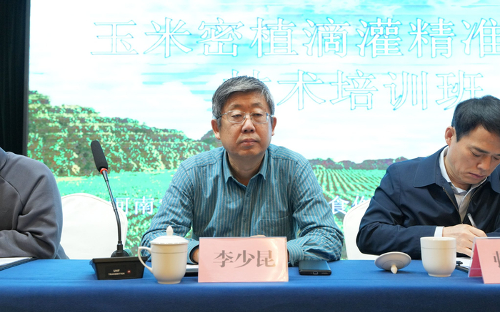 中国农业科学院作物研究所研究员李少昆做技术分享与交流。受访者供图