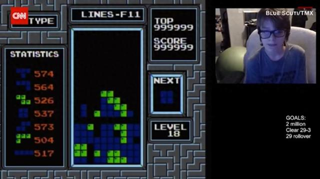 威利斯·吉布森成为第一位“通关”任天堂版“俄罗斯方块”游戏的人类玩家。图源：CNN