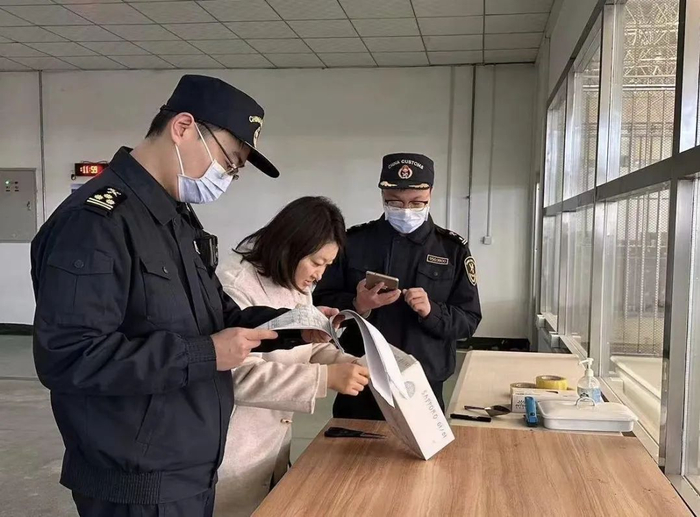  兰州海关所属中川机场海关关员对入境种子进行现场取样（通讯员 冯莉洁）