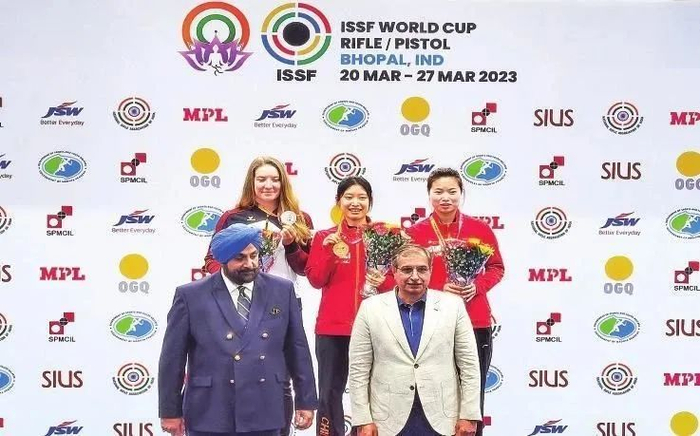 李雪（中）在世界杯领奖台上。