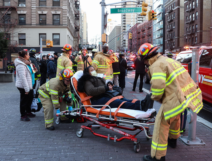 当地时间2024年1月4日，美国纽约，当地发生地铁列车脱轨事故，造成24人受伤。图为一名伤者。图/IC photo