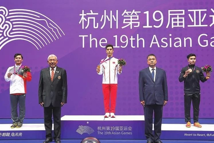 常志昭（中）在杭州亚运会领奖台上。