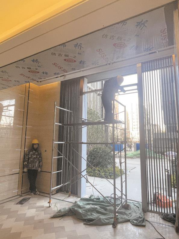             “预看房”期间，多幢住宅楼门头没有完工 夏韵  摄          