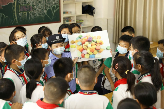 民警给学生讲解新型毒品相关知识 / 杨洋 摄