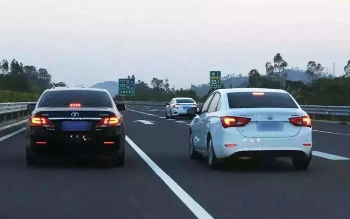 不要長時間佔用超車道20駕駛人在實習期內駕駛機動車上高速公路行駛