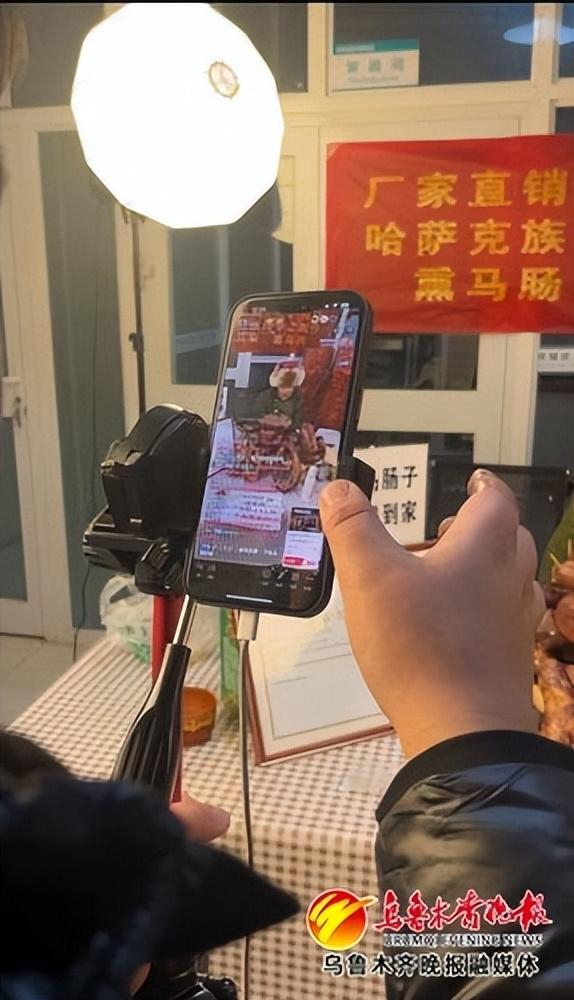 　　 4日上午，叶热兰别克·木合牙提刚刚打开直播间，开始直播带货。记者贾梦妍摄