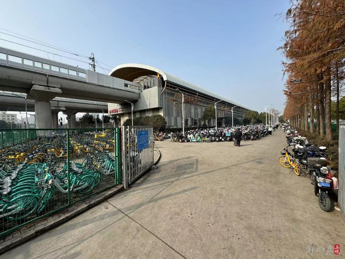 秀沿路地铁站2号口。