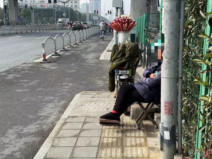 糖葫芦摊贩将摊点设置在盲道上。