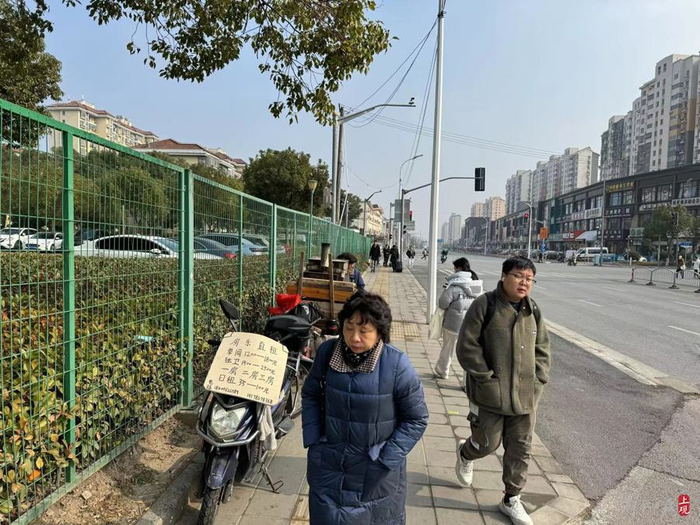 租房广告挤占了人行通道。