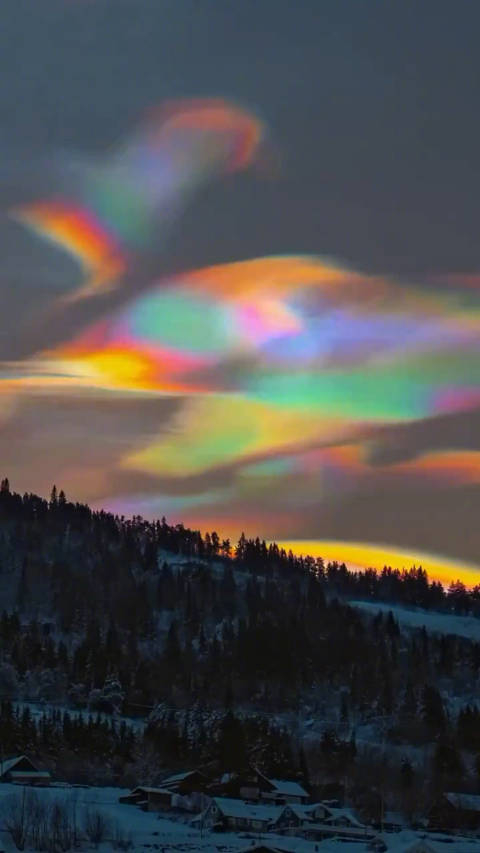 挪威上空绚烂的珠母云