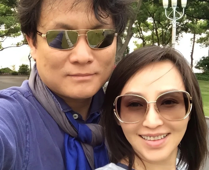岳丽娜和郭靖宇的爱情并不是一帆风顺的,所幸他们两人一直相伴,并没有