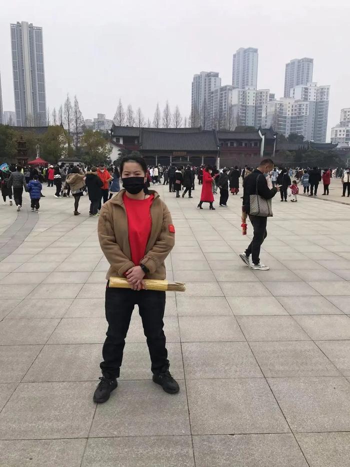 图释:李佳燕陪同客户去上香