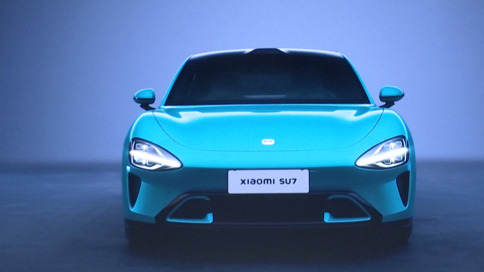 2023年12月28日，北京，小米举行小米汽车技术发布会，现场屏幕展示小米汽车首款车型“小米SU7”。（视频截图）