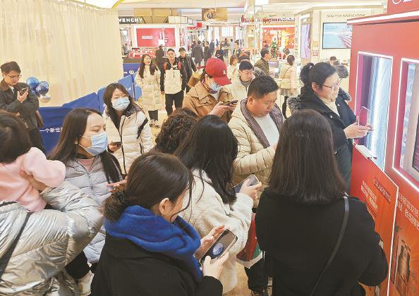             新世界百货里消费者参加领盲盒活动  本报记者  刘歆  摄          