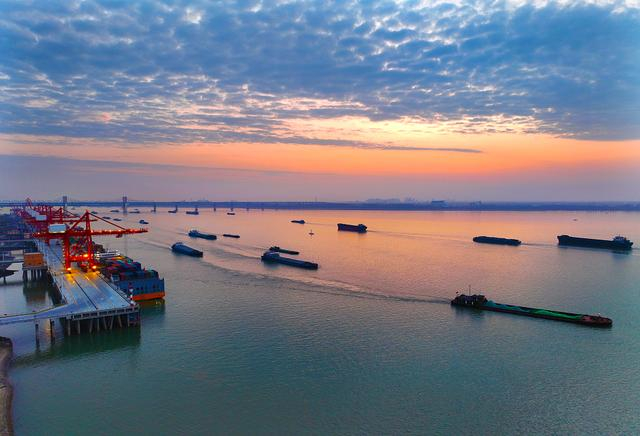 安徽芜湖:码头船来船往 冲刺货运首季"开门红"|安徽省|集装箱|芜湖市_