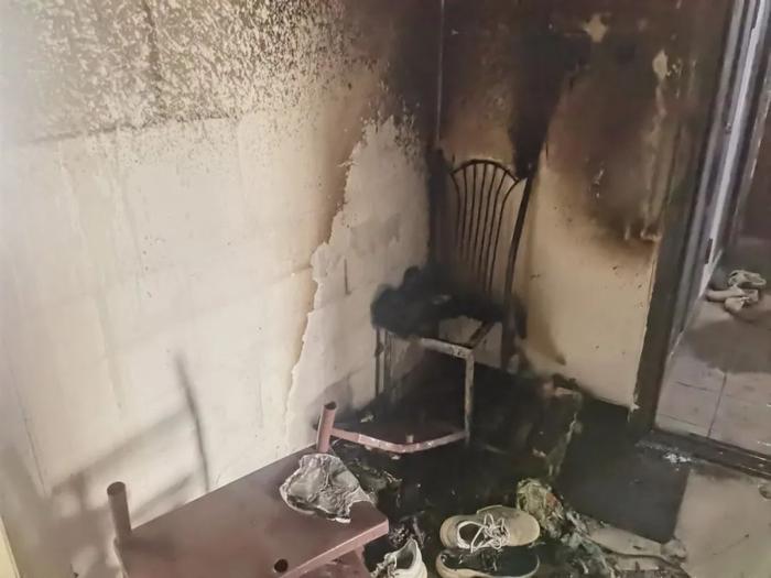 上海一租客在室内给电动车电池充电引发火灾，被行拘十天
