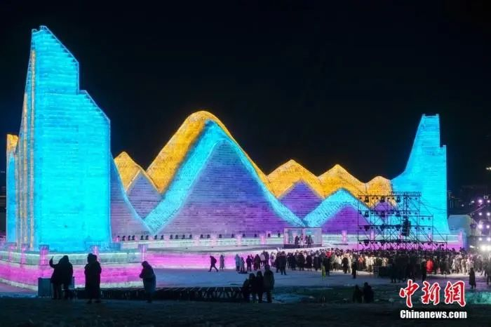 12月17日，黑龙江哈尔滨，第二十五届哈尔滨冰雪大世界试开园。中新社发 赵宇航 摄