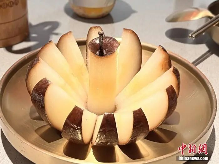 为了方便食用，切块摆盘的东北时令美食——冻梨。图/视觉中国