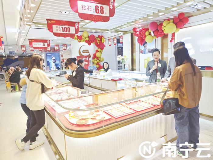 不少顧客在店內選購,有新婚夫妻挑選