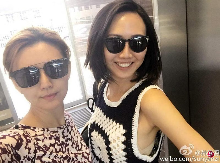 孙燕姿（左）与妹妹孙燕美，图源：联合早报