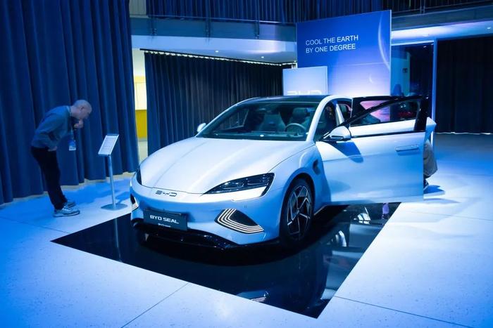 2023年10月19日，比亚迪电动汽车正式进入匈牙利乘用车市场。新华社发