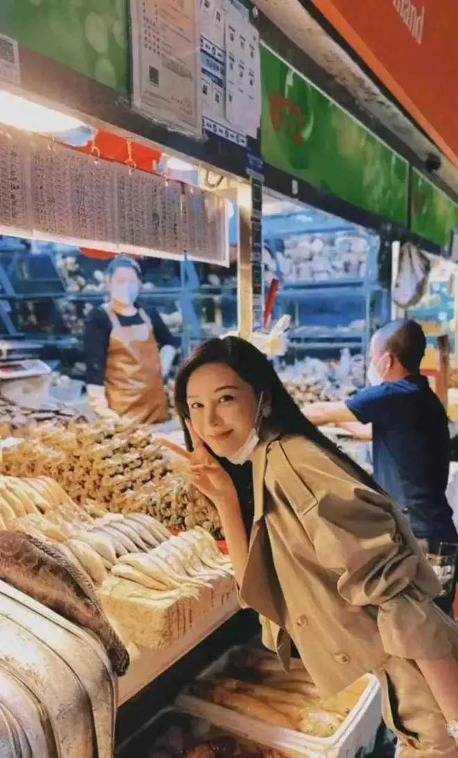 汪小菲喜得新欢!主动帮女友提包拿行李,女方年轻漂亮有气质