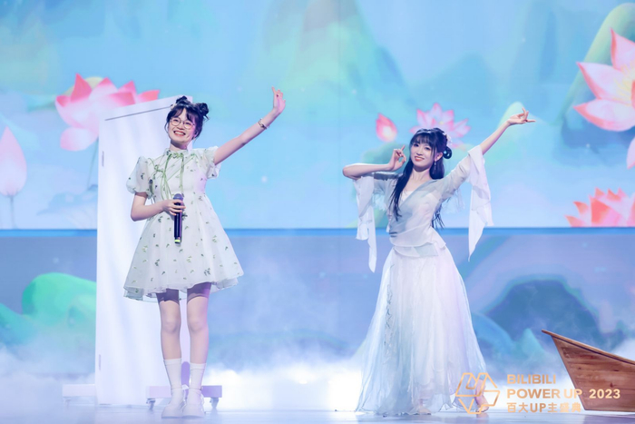 2023年百大UP主“浅影阿_“和”-小D-biu“现场表演《霜雪千年》