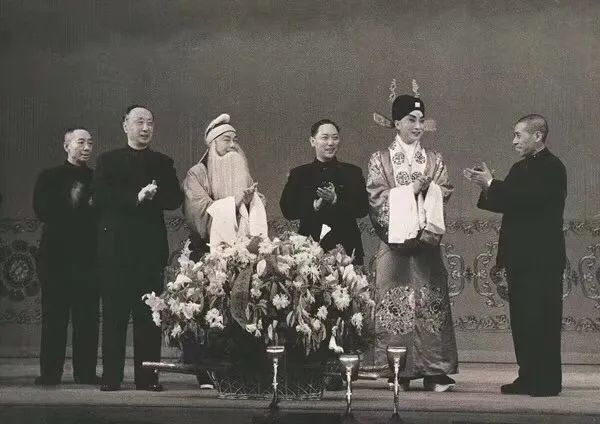 齐英才（右二）与周信芳合演《义责王魁》