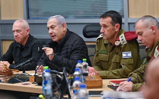 以色列防长加兰特（左）、内塔尼亚胡和以军总参谋长哈莱维参加去年10月的出现<strong></strong>一场会议。（《以色列时报》）