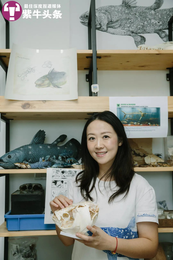 卢静和拉蒂迈鱼模型的合影