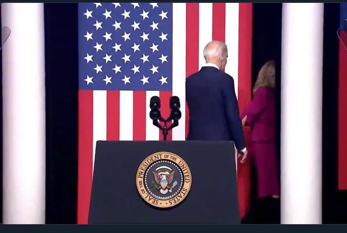 Awklink video hot spread!Biden was ＂led the podium＂ by his wife ...