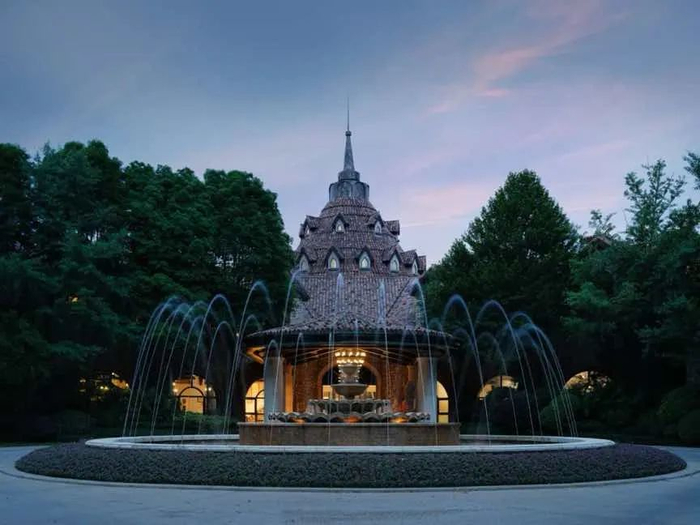 ▲黄龙溪谷彩红堡实景