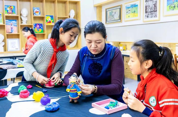 呼和浩特市玉泉區南茶坊小學學生在用彩泥捏製冰雪運動造型手工作品.