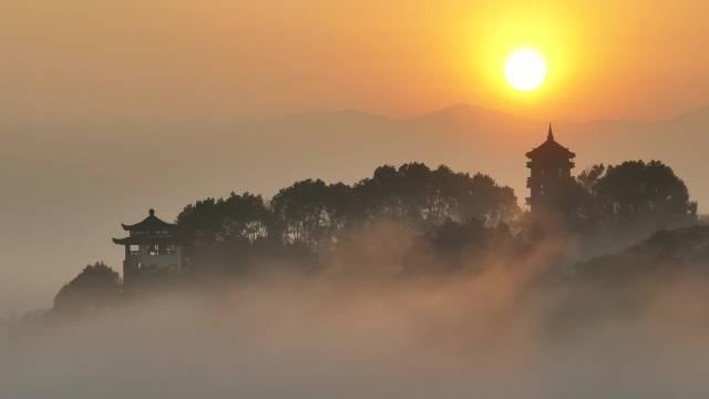 雲霧繞山巒 神龍山化身